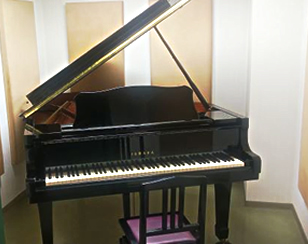 グランドピアノ設置のピアノ室